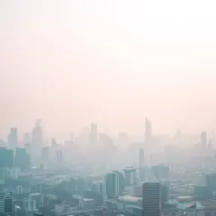 Widok miasta spowitego mgłą, która może być efektem różnych rodzajów smogu.