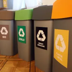 Kolorowe kosze pomagają w nauce, jak sortować śmieci: papier, bio, szkło, odpady zmieszane, plastik i metal.