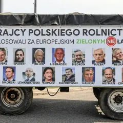 Baner na przyczepie z portretami polityków i napisem "Zdrajcy polskiego rolnictwa zagłosowali za europejskim Zielonym Ładem".
