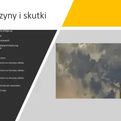 Dymiące kominy fabryczne na tle pochmurnego nieba.