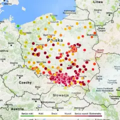 Mapa Polski z kropkami w różnych kolorach oznaczającymi poziom zanieczyszczenia powietrza.