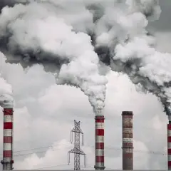 Dymiące kominy fabryczne tworzą gęsty smog. Co możemy zrobić, by to zmienić?