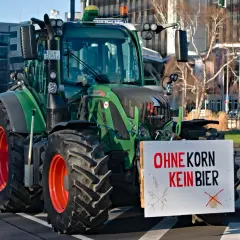 Zielony ład o co chodzi? Traktor z tablicą "Ohne Korn kein Bier" na ulicy.