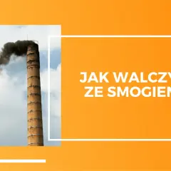 Ceglany komin fabryczny emituje gęsty, czarny dym na tle błękitnego nieba.