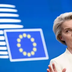 Ursula von der Leyen na tle flagi UE i symbolu Rady Europy.