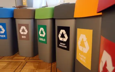 Kolorowe kosze pomagają w nauce, jak sortować śmieci: papier, bio, szkło, odpady zmieszane, plastik i metal.
