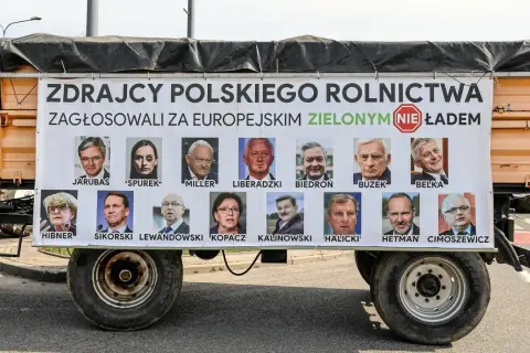 Baner na przyczepie z portretami polityków i napisem "Zdrajcy polskiego rolnictwa zagłosowali za europejskim Zielonym Ładem".