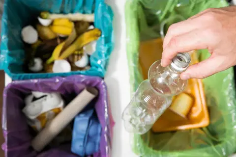 Segregacja odpadów: czy śmieci do segregacji należy myć? Widać kosze na bioodpady, papier i plastik.