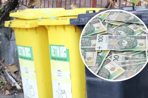 Żółte kosze na śmieci i stos banknotów 100 zł. Obrazek sugeruje, jak zapłacić za śmieci, pokazując, że kosztuje to pieniądze.