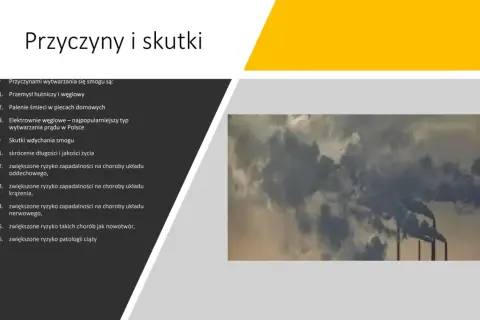 Dymiące kominy fabryczne na tle pochmurnego nieba.