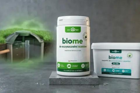 Ekologiczne bakterie do oczyszczalni ścieków Biome w opakowaniach. W tle widoczna przydomowa oczyszczalnia.