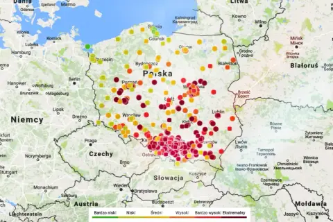 Mapa Polski z kropkami w różnych kolorach oznaczającymi poziom zanieczyszczenia powietrza.