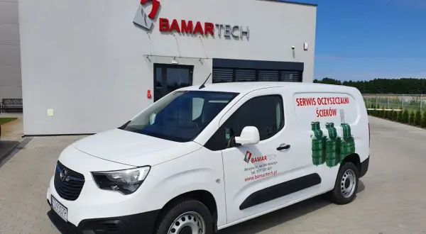Biały van z logo BAMARTECH i grafiką oczyszczalni ścieków. Firma oferuje serwis, odpowiadając na pytanie: jak często trzeba opróżniać przydomową oczyszczalnię ścieków przepisy.