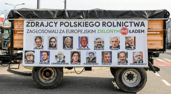 Baner na przyczepie z portretami polityków i napisem "Zdrajcy polskiego rolnictwa zagłosowali za europejskim Zielonym Ładem".