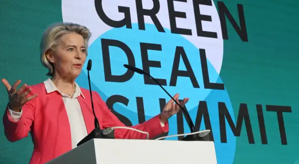 Ursula von der Leyen, pomysłodawczyni Zielonego Ładu, przemawia na szczycie.