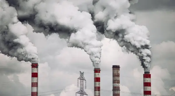 Dymiące kominy fabryczne tworzą gęsty smog. Co możemy zrobić, by to zmienić?