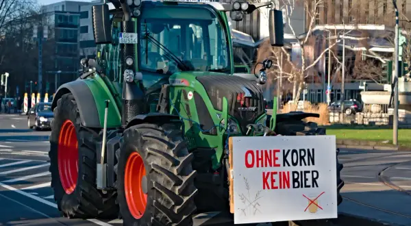 Zielony ład o co chodzi? Traktor z tablicą "Ohne Korn kein Bier" na ulicy.