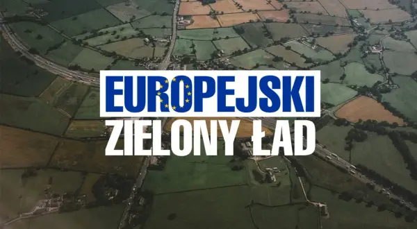 Widok z lotu ptaka na pola uprawne z napisem "EUROPEJSKI ZIELONY ŁAD".
