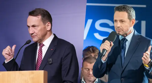Dwaj politycy przemawiający do tłumu. Jeden z nich, w granatowym garniturze, gestykuluje, drugi, w ciemnym, z krawatem w kropki, mówi do mikrofonu. Kto głosował za zielony ład?