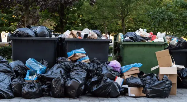 Straszna góra śmieci wokół kontenerów. Ile produkujemy śmieci, że tak wszystko się piętrzy?