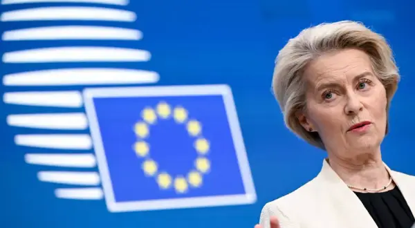 Ursula von der Leyen na tle flagi UE i symbolu Rady Europy.