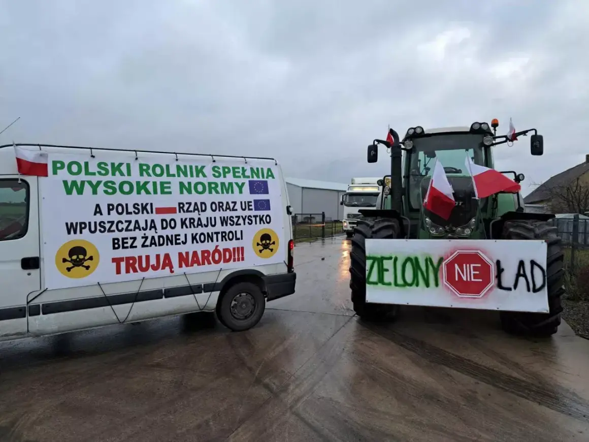 Ciężarówka i traktor z transparentami protestacyjnymi rolników, flagi Polski.