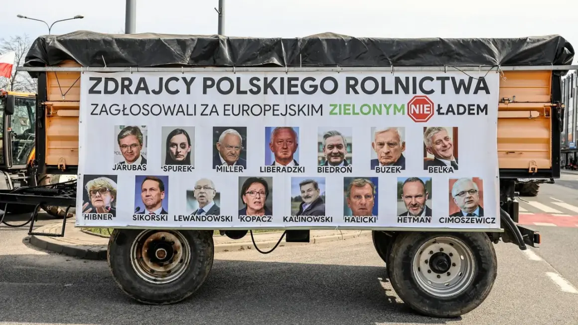 Baner na przyczepie z portretami polityków i napisem "Zdrajcy polskiego rolnictwa zagłosowali za europejskim Zielonym Ładem".
