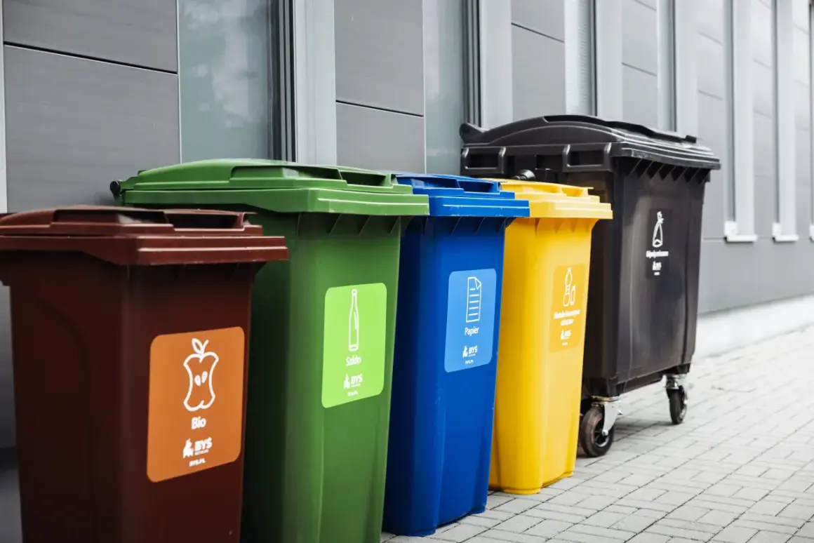 Segregacja śmieci w Warszawie: brązowy, zielony, niebieski, żółty i czarny kontener. Dowiedz się, ile kosztuje kontener na śmieci Warszawa.