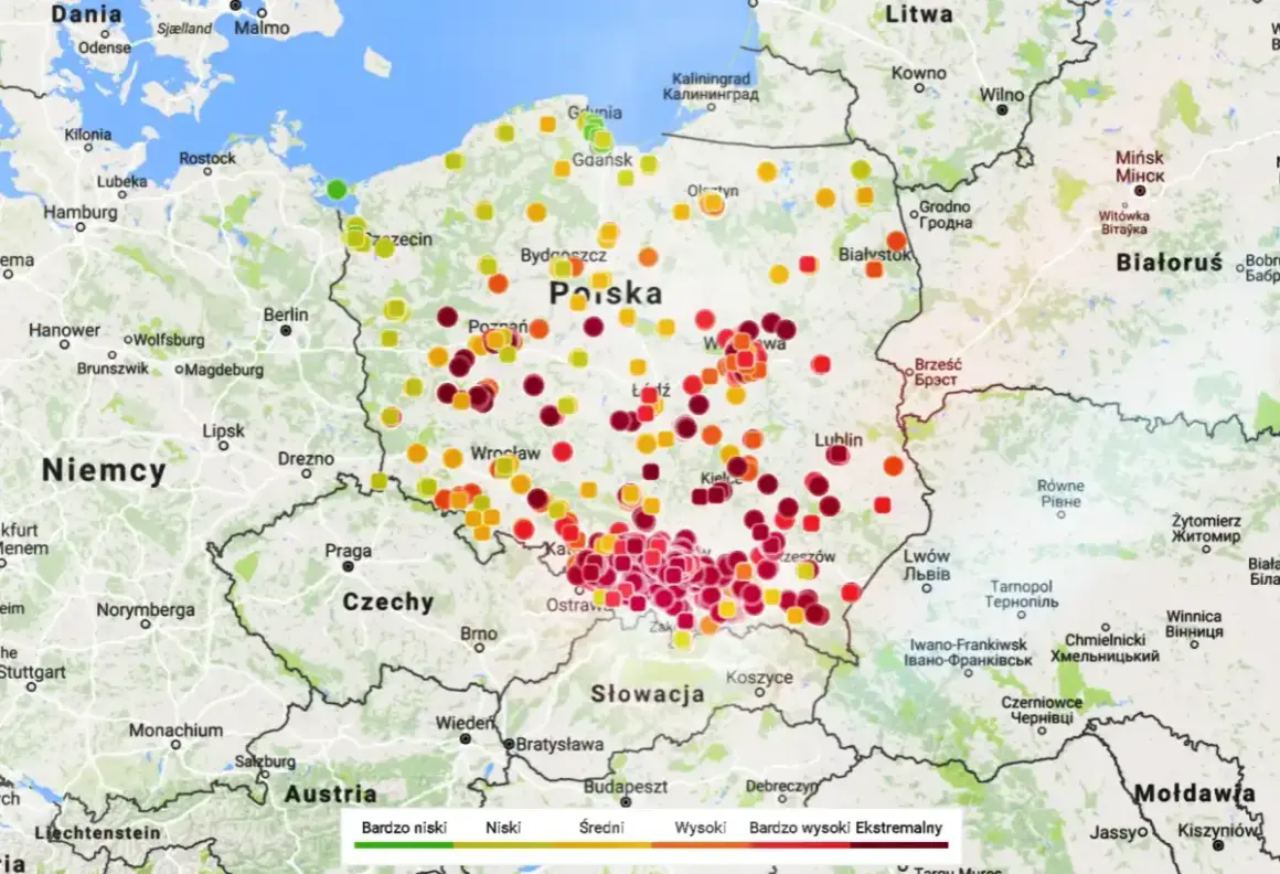 Mapa Polski z kropkami w różnych kolorach oznaczającymi poziom zanieczyszczenia powietrza.