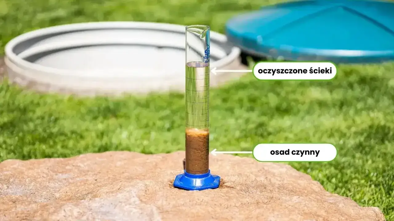Próbówka z osadem czynnym i oczyszczonymi ściekami. Może to wyjaśniać, dlaczego śmierdzi z oczyszczalni biologicznej.