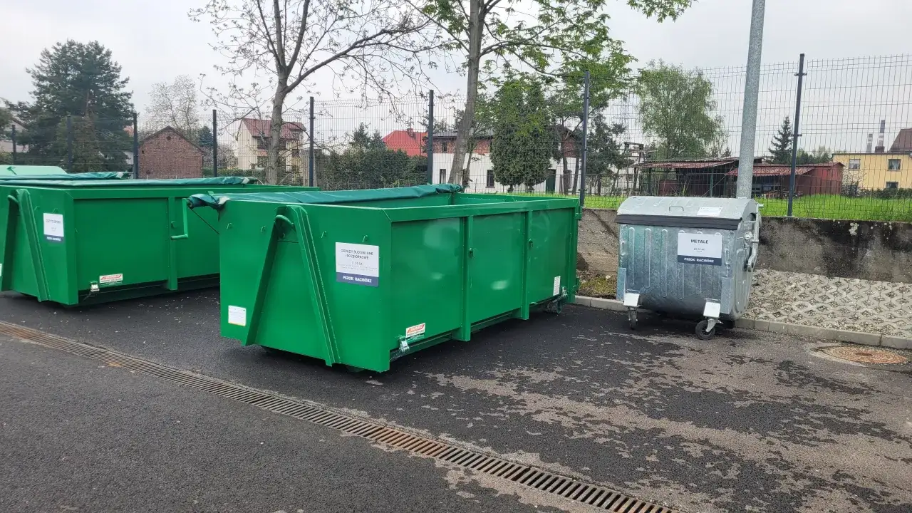 Zielone kontenery na odpady budowlane i metalowe. Tutaj dowiesz się, gdzie wywieźć śmieci zmieszane.