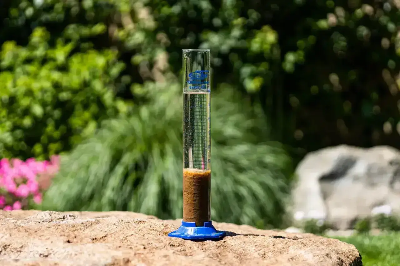 Próbka osadu z oczyszczalni biologicznej w menzurce. Czy to wyjaśnia, dlaczego śmierdzi z oczyszczalni biologicznej?