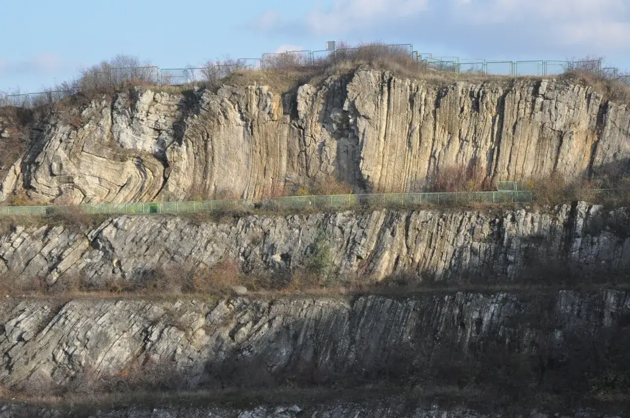 Skały w rezerwacie przyrody Ślichowice ukazują fascynujące warstwy geologiczne i fałdy.