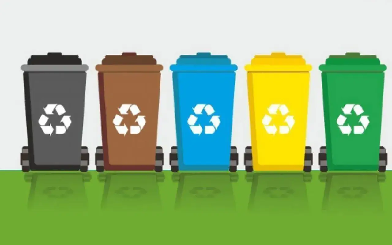 Pięć kolorowych koszy na śmieci z symbolami recyklingu. Dowiedz się, jak zapłacić za śmieci, segregując je poprawnie.