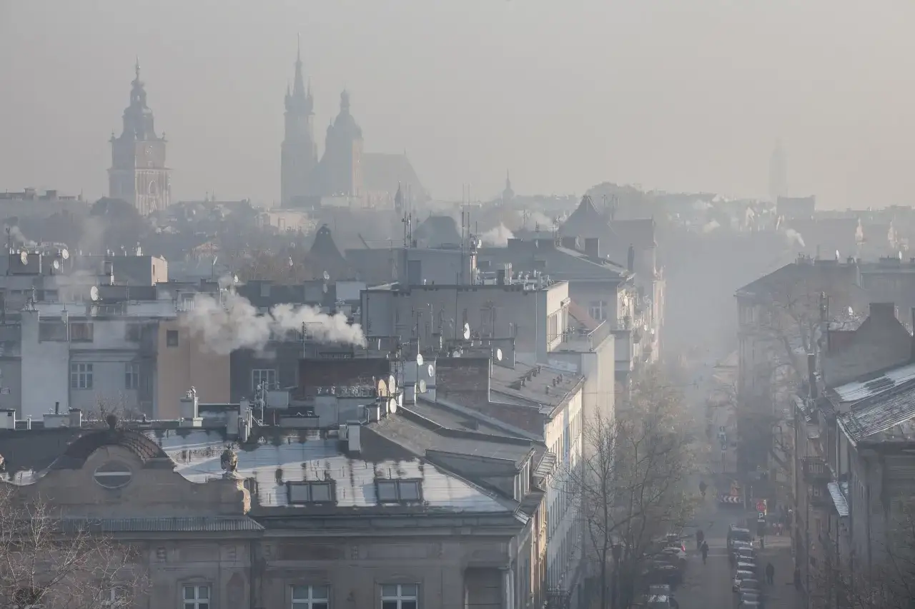 Gęsty smog nad miastem, z kominów wydobywa się dym. Co możemy zrobić, by poprawić jakość powietrza?