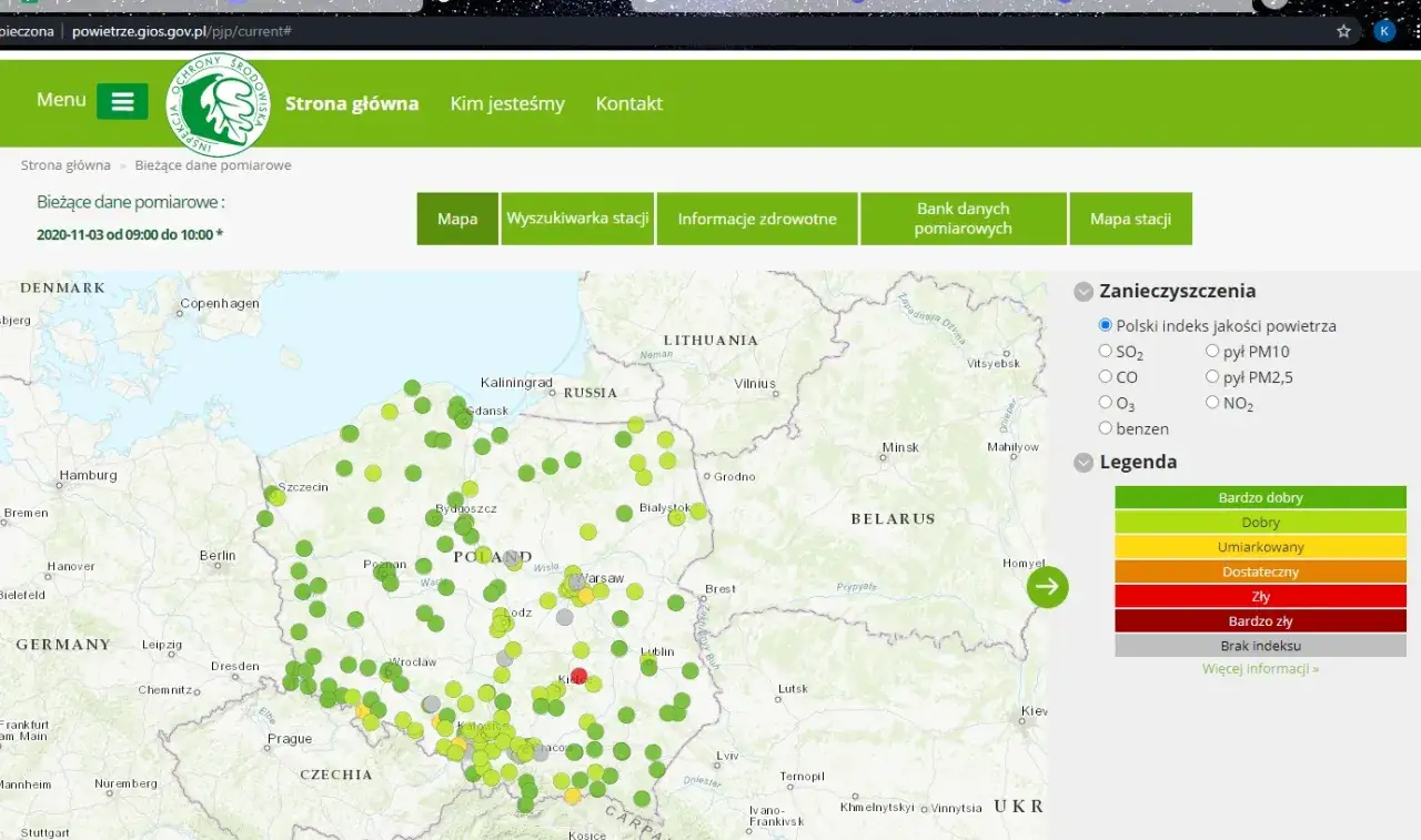Mapa jakości powietrza w Polsce. Czy dzisiaj jest smog? Większość punkt&oacute;w zielona, ale w okolicach Krakowa i Katowic widać ż&oacute;łte i czerwone kropki.