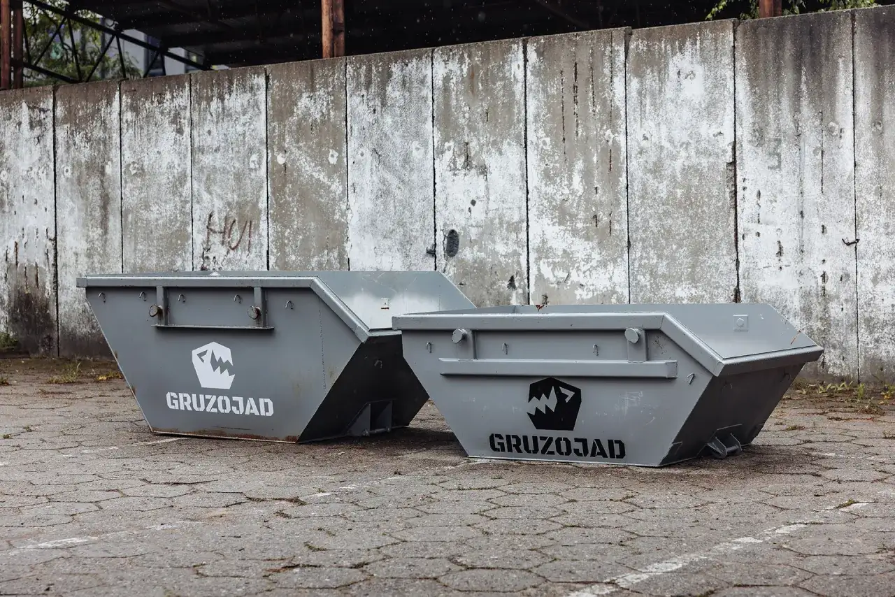 Dwa szare kontenery na gruz GRUZOJAD stoją na placu. Zastanawiasz się, ile kosztuje kontener na śmieci Warszawa?
