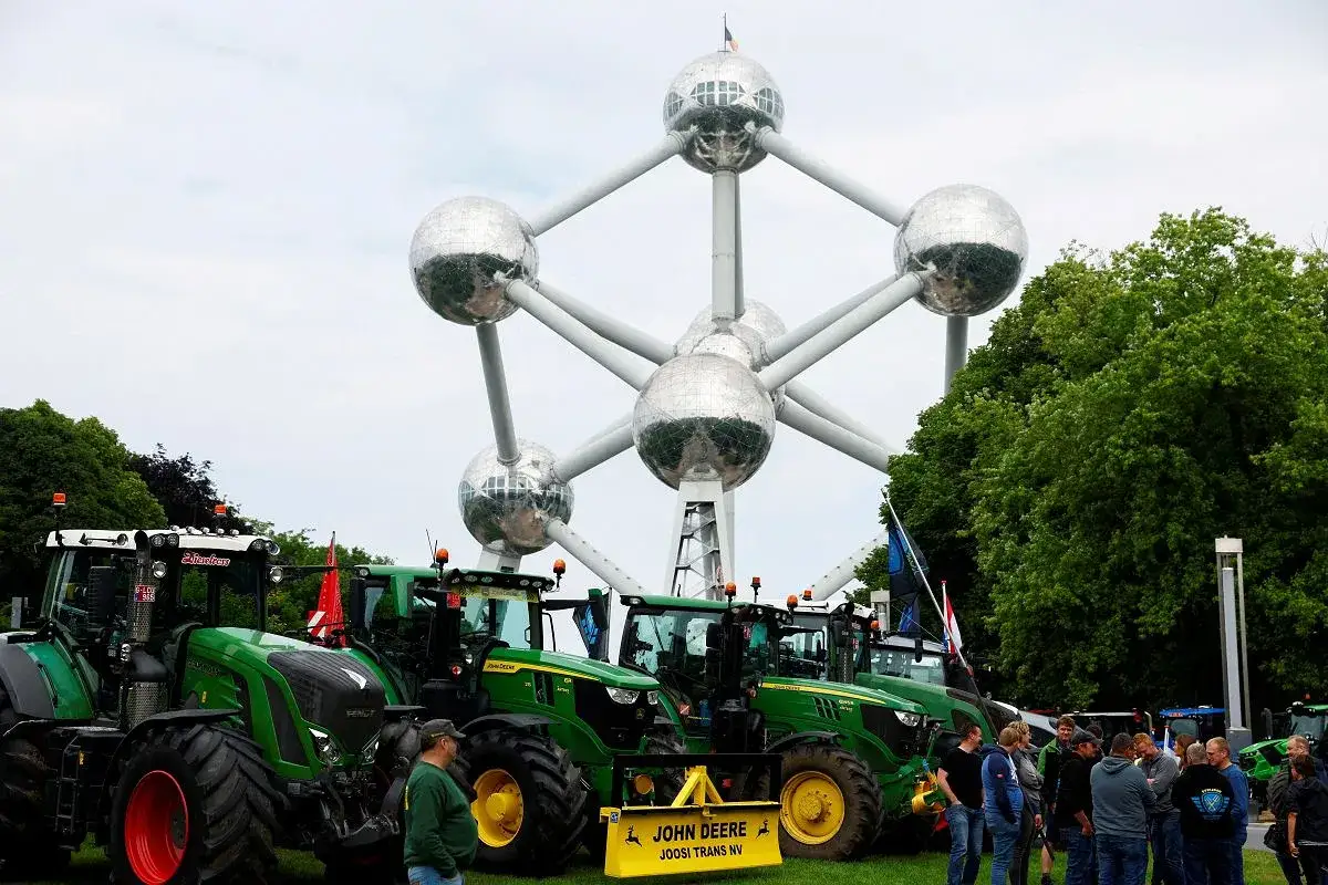 Zielony Ład w rolnictwie: ciągniki John Deere i Fendt pod Atomium.