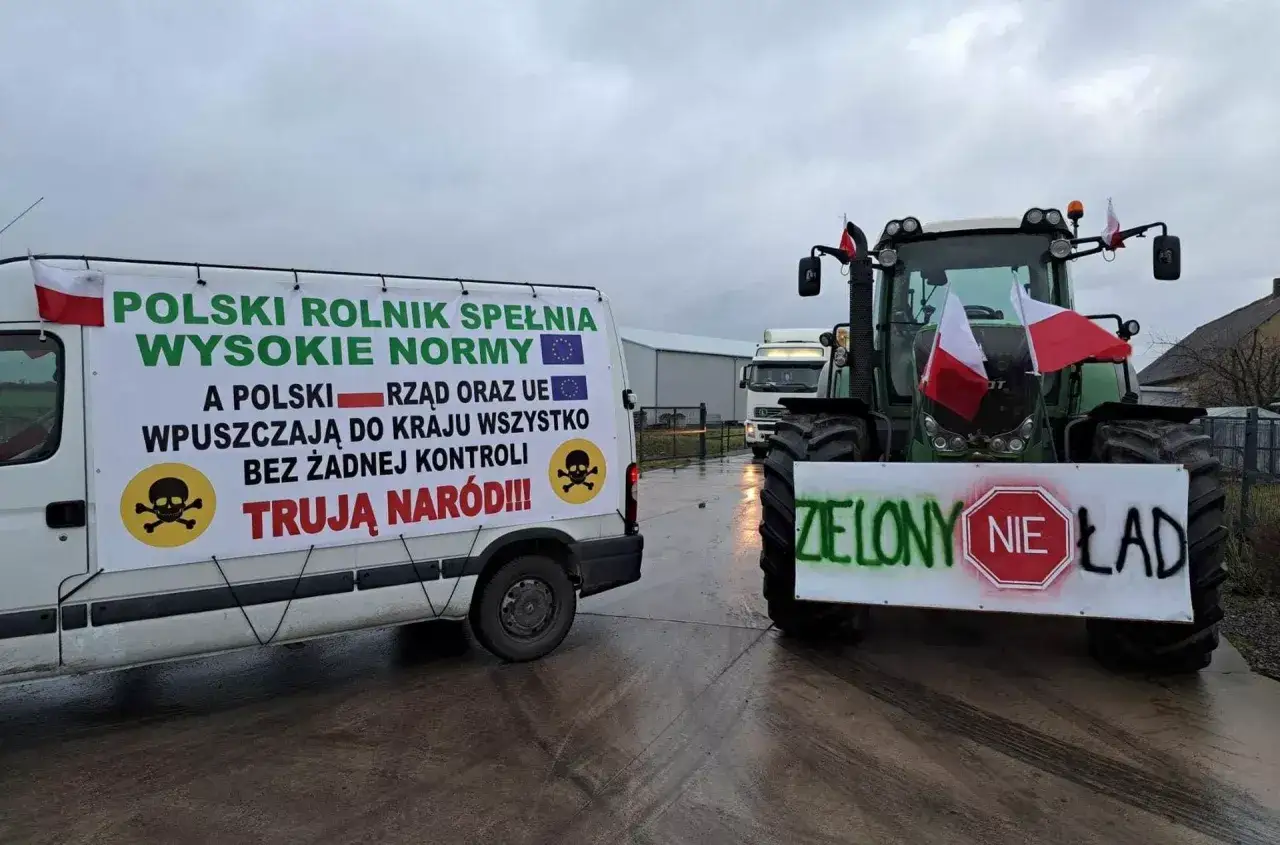 Ciężarówka i traktor z polskimi flagami protestują przeciwko