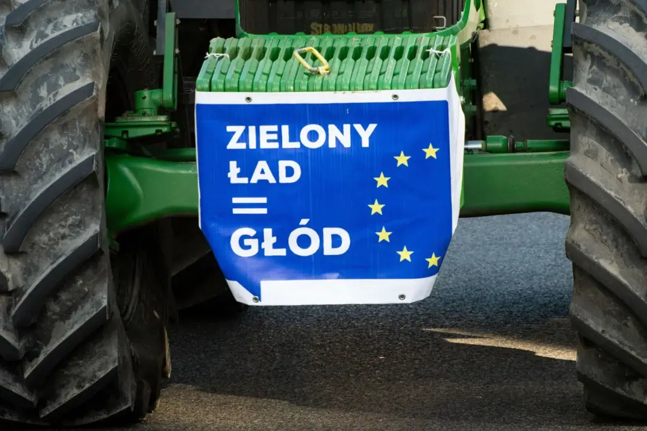 Ciągnik z banerem