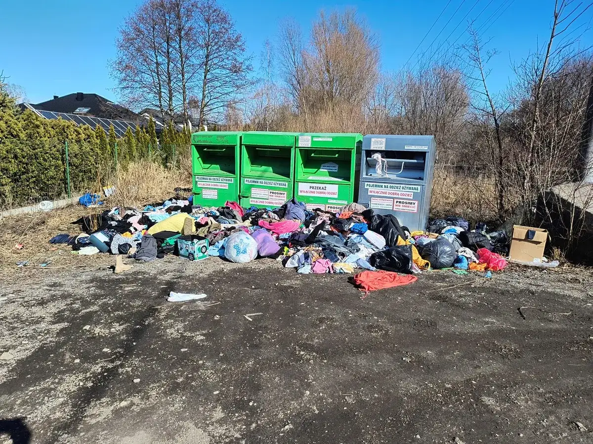 Kontenery na odzież używaną są zasypane śmieciami. Zastanawiasz się, gdzie wywieźć śmieci zmieszane? To nie jest miejsce na nie.