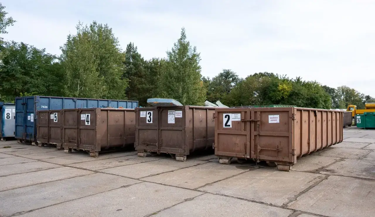 Duże kontenery na śmieci, niektóre oznaczone numerami. Zastanawiasz się, gdzie wywieźć śmieci zmieszane? To miejsce może być odpowiedzią.