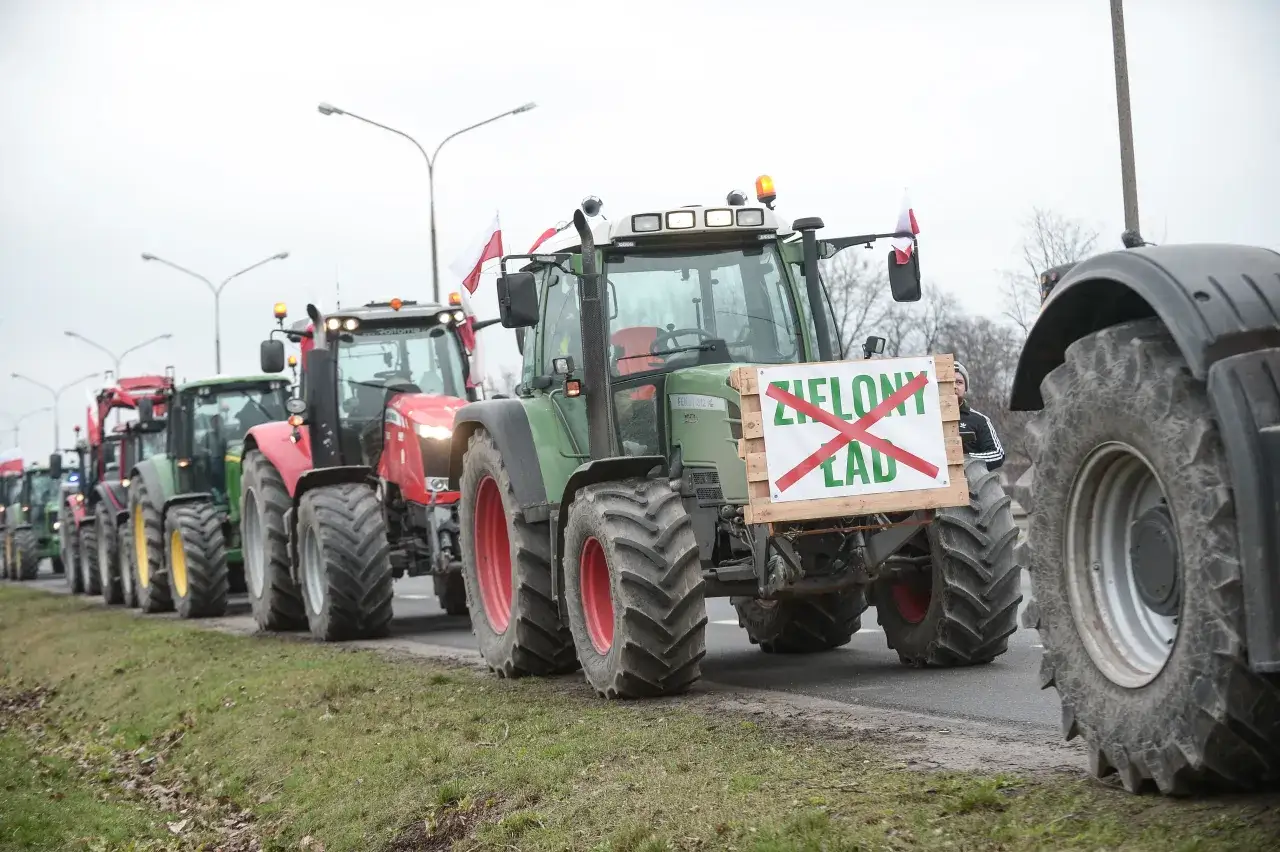 Ciągniki rolnicze na drodze z tablicą