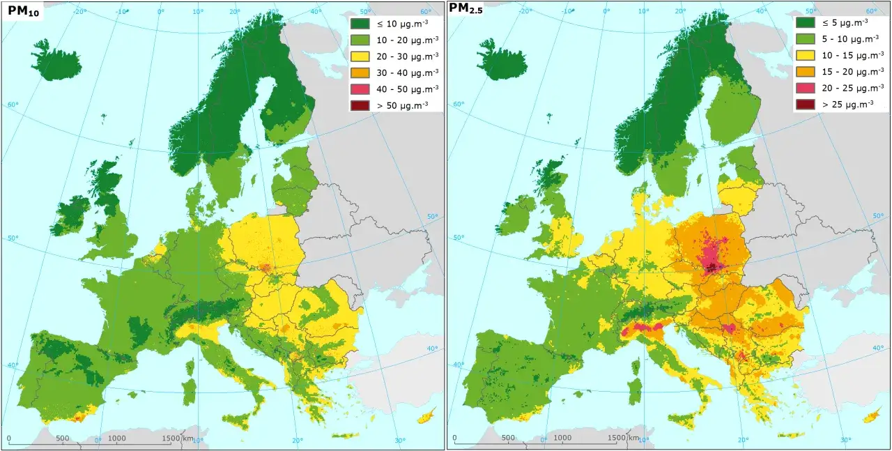 Mapy Europy pokazujące stężenie pyłów PM10 i PM2.5. Kolory wskazują, jakie są normy zanieczyszczenia powietrza, z czerwonymi obszarami oznaczającymi najwyższe stężenia.