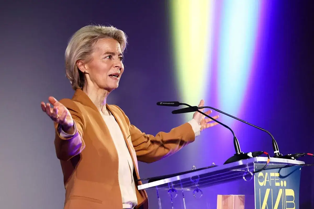 Ursula von der Leyen, kt&oacute;ra zatwierdziła zielony ład, przemawia na podium.