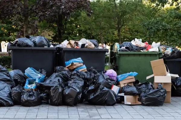 Straszna góra śmieci wokół kontenerów. Ile produkujemy śmieci, że tak wszystko się piętrzy?